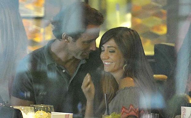 Álvaro Muñoz Escassi tonteando con su última 'víctima', Marta González.