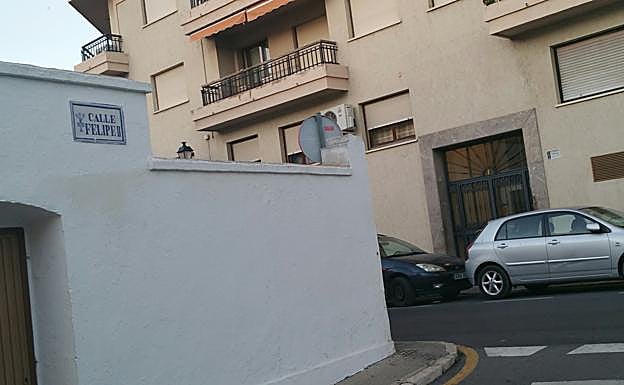 Puerta de entrada del bloque de pisos donde apareció el cadáver.