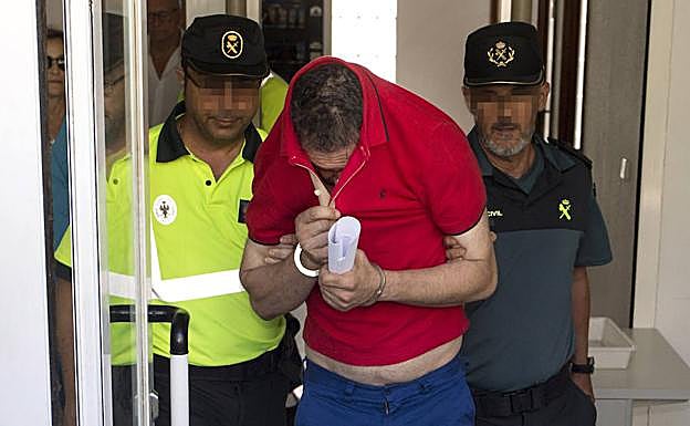 Salida del detenido de los juzgados de Torremolinos.