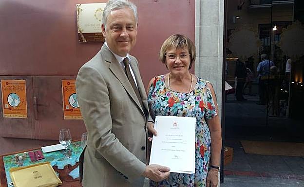 El embajador Simon Manley con la periodista Liz Parry. 