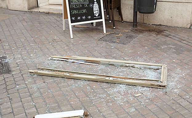 El ventanal destrozado en el suelo.