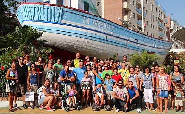 Gente posanado junto a la Dorada de Chanquete.