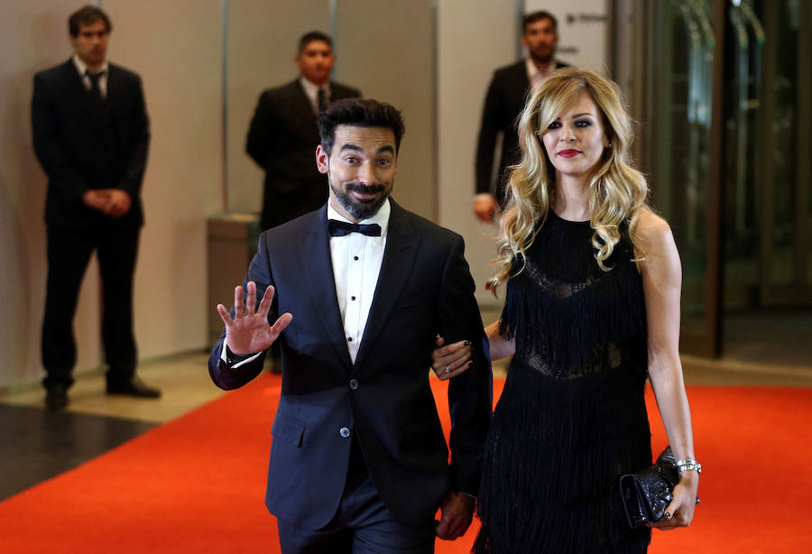 Como antesala al inicio de la celebración de la boda de Lionel Messi, excompañerosen el Barça como Carles Puyol, Xavi, Cesc Fàbregas y Samuel Eto'o, junto a sus esposas, fueron los primeros en posar en la alfombra roja del hotel casino City Center de Rosario.