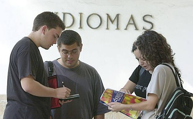 Estudiantes, en la Escuela Oficial, situada en la zona de Martiricos