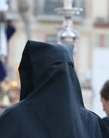 Imagen secundaria 2 - En la imagen superior, la Virgen del Amor, en su recorrido. A la izquierda, autoridades en la plaza de la Constitución. Al lado, la presa liberada. 