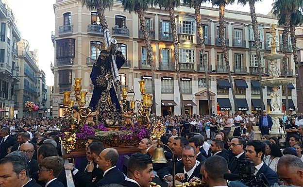 Jesús El Rico, en la plaza de la Constitución durante el acto de liberación de la condenada.