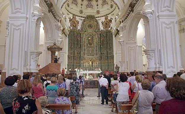 Numerosas personas han acudido a reapertura del templo.