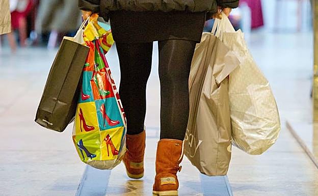 Una mujer, de compras.