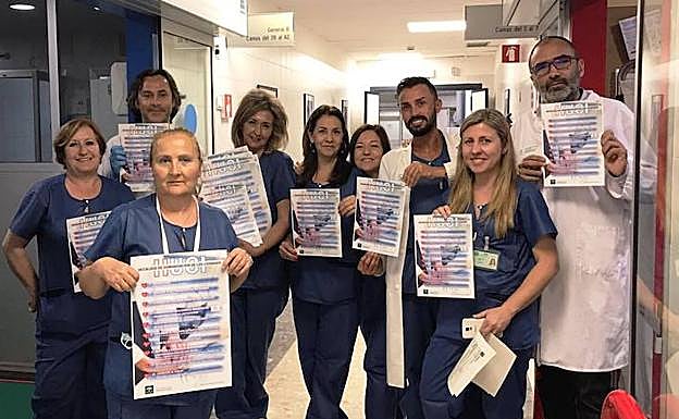 Profesionales sanitarios muestran el decálogo.