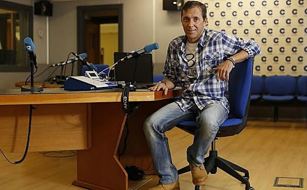 Paco González, en los estudios de la COPE. 