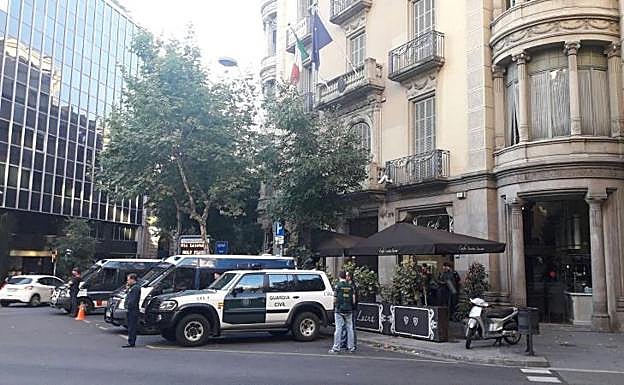 Registro realizado hoy por la Unidad Central Operativa (UCO) en Barcelona.