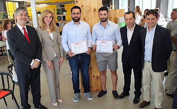 Agustín Carrión Bermúdez y Francisco Navarro Aguilar, responsables del proyecto NetCube, junto aRafael Ventura, Aurora Martínez, José Luis Ruiz Espejo y J. Ignacio Fuentes.