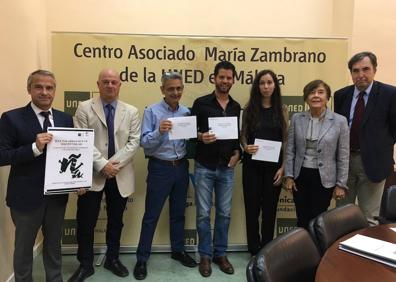 Imagen secundaria 1 - Participantes en el encuentro Yuzz Málaga. Abajo, a la izquierda, los ganadores de los premios literarios posan con los organizadores. A la derecha, Raquel Fraile y Francisco Carvajal. 