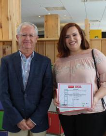 Imagen secundaria 2 - Participantes en el encuentro Yuzz Málaga. Abajo, a la izquierda, los ganadores de los premios literarios posan con los organizadores. A la derecha, Raquel Fraile y Francisco Carvajal. 