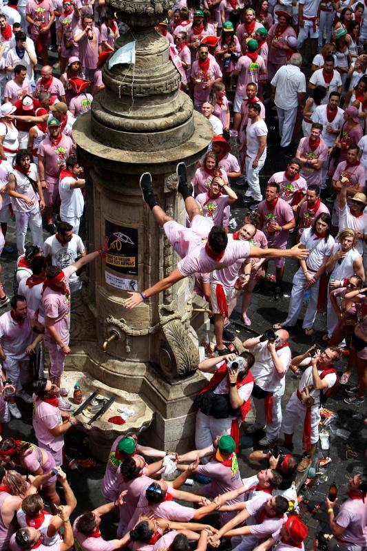 Miles de participantes festejan el inicio de las fiestas de San Fermín 2017, hoy tras el lanzamiento del tradicional chupinazo desde el Ayuntamiento de Pamplona.