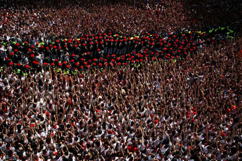 Miles de participantes festejan el inicio de las fiestas de San Fermín 2017, hoy tras el lanzamiento del tradicional chupinazo desde el Ayuntamiento de Pamplona.