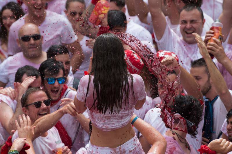 Miles de participantes festejan el inicio de las fiestas de San Fermín 2017, hoy tras el lanzamiento del tradicional chupinazo desde el Ayuntamiento de Pamplona.