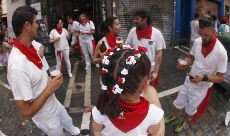 Miles de participantes festejan el inicio de las fiestas de San Fermín 2017, hoy tras el lanzamiento del tradicional chupinazo desde el Ayuntamiento de Pamplona.