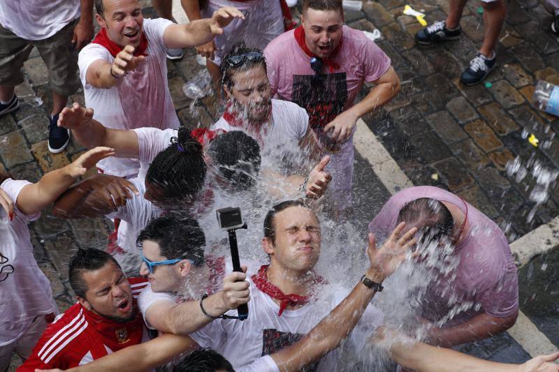 Miles de participantes festejan el inicio de las fiestas de San Fermín 2017, hoy tras el lanzamiento del tradicional chupinazo desde el Ayuntamiento de Pamplona.