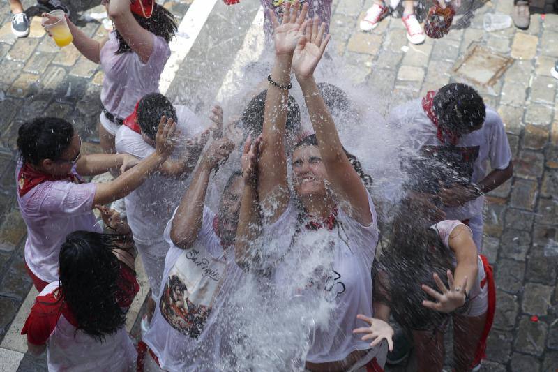 Miles de participantes festejan el inicio de las fiestas de San Fermín 2017, hoy tras el lanzamiento del tradicional chupinazo desde el Ayuntamiento de Pamplona.