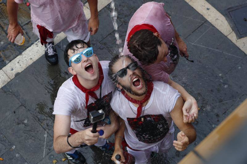 Miles de participantes festejan el inicio de las fiestas de San Fermín 2017, hoy tras el lanzamiento del tradicional chupinazo desde el Ayuntamiento de Pamplona.