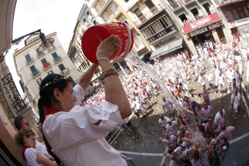 Miles de participantes festejan el inicio de las fiestas de San Fermín 2017, hoy tras el lanzamiento del tradicional chupinazo desde el Ayuntamiento de Pamplona.