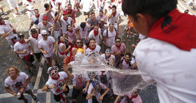 Miles de participantes festejan el inicio de las fiestas de San Fermín 2017, hoy tras el lanzamiento del tradicional chupinazo desde el Ayuntamiento de Pamplona.
