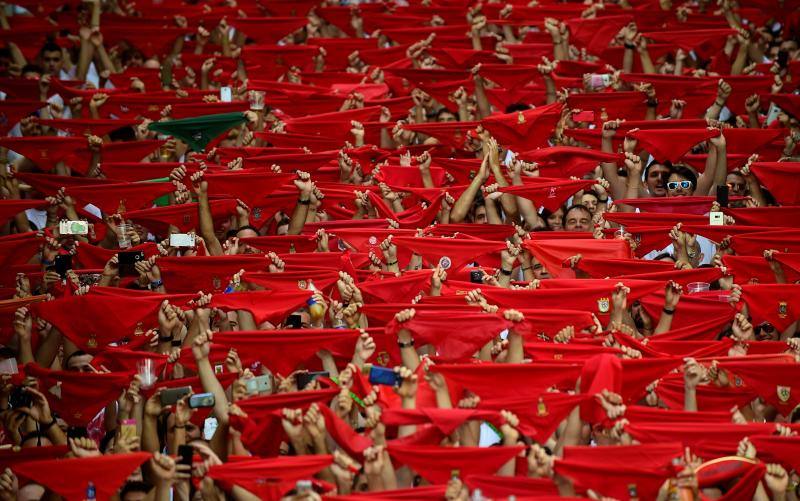 Miles de participantes festejan el inicio de las fiestas de San Fermín 2017, hoy tras el lanzamiento del tradicional chupinazo desde el Ayuntamiento de Pamplona.