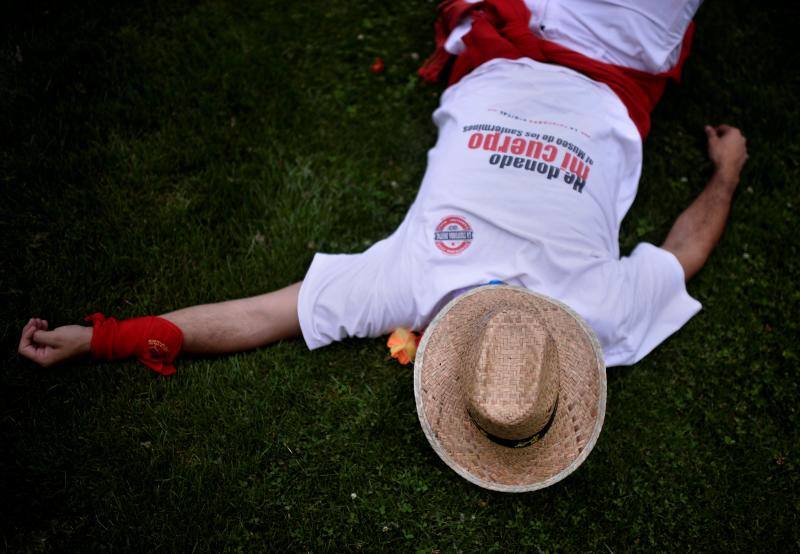 Miles de participantes festejan el inicio de las fiestas de San Fermín 2017, hoy tras el lanzamiento del tradicional chupinazo desde el Ayuntamiento de Pamplona.