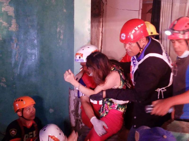 Los bomberos elaboran las labores de rescate de las personas atrapadas en los edificios destruidos por el terremoto