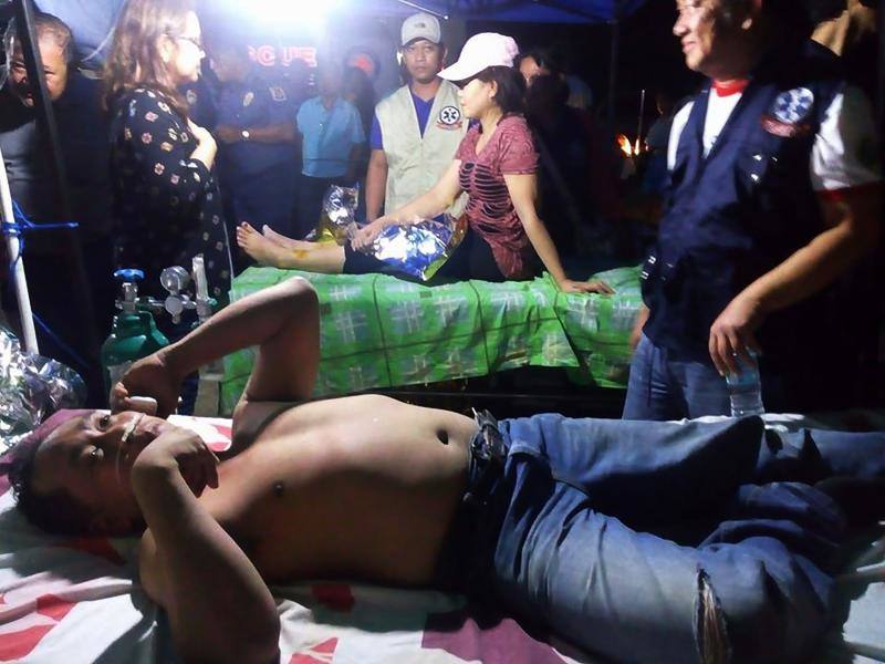 Los bomberos elaboran las labores de rescate de las personas atrapadas en los edificios destruidos por el terremoto