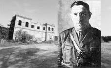 Imagen del comandante Benítez, junto al campamento que lleva su nombre.