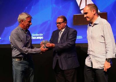 Imagen secundaria 1 - Esther García (Eneso), con Montse Reyes. Abajo, a la derecha, Agustín Ramírez (Aganova), con Ada Bernal. A la izquierda, A. Martínez de Ubago y J. Valdés (Todocolección), con Jerónimo Pérez Casero.