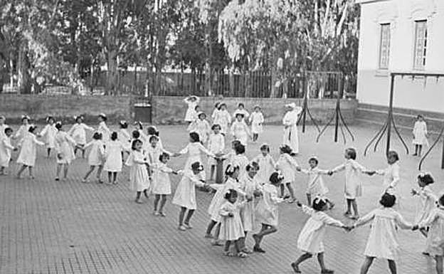 Niñas jugando en el patio en 1954.