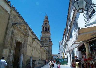 Imagen secundaria 1 - Auditorio de Torres Oscuras (Torreperogil). Abajo, a la izquierda, Catedral-Mezquita de Córdoba. A la derecha, Alcázar de los Reyes Cristianos de Córdoba.