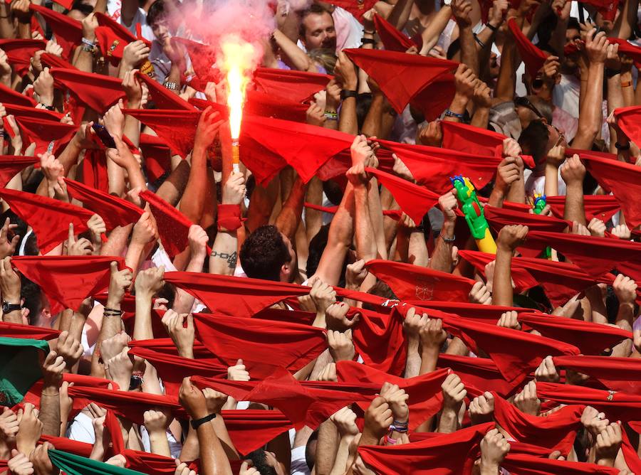 El tradicional acto ha dado inicio a las 12 a los Sanfermines 2017, que sumergirán a Pamplona en 204 horas de fiesta ininterrumpida con un programa de más de 400 actos