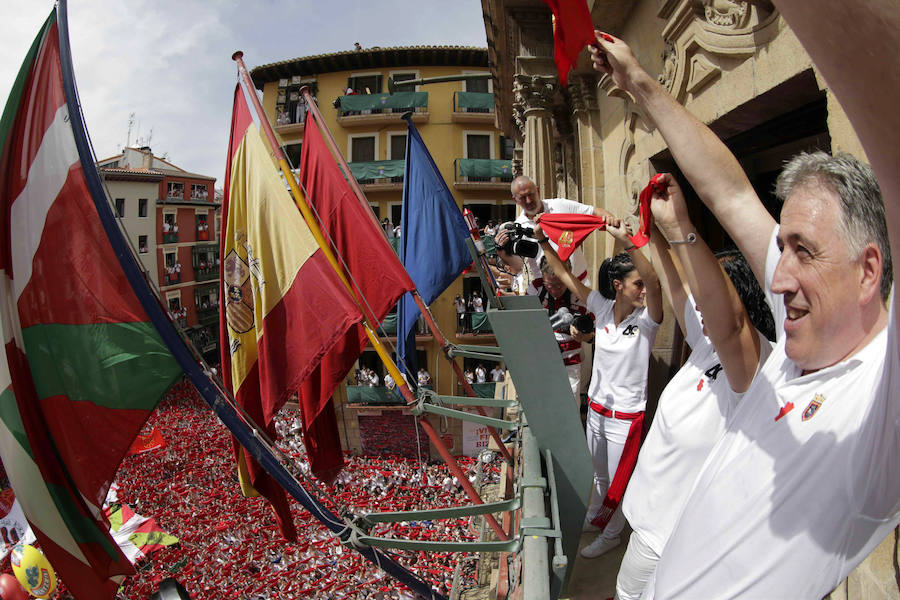 El tradicional acto ha dado inicio a las 12 a los Sanfermines 2017, que sumergirán a Pamplona en 204 horas de fiesta ininterrumpida con un programa de más de 400 actos