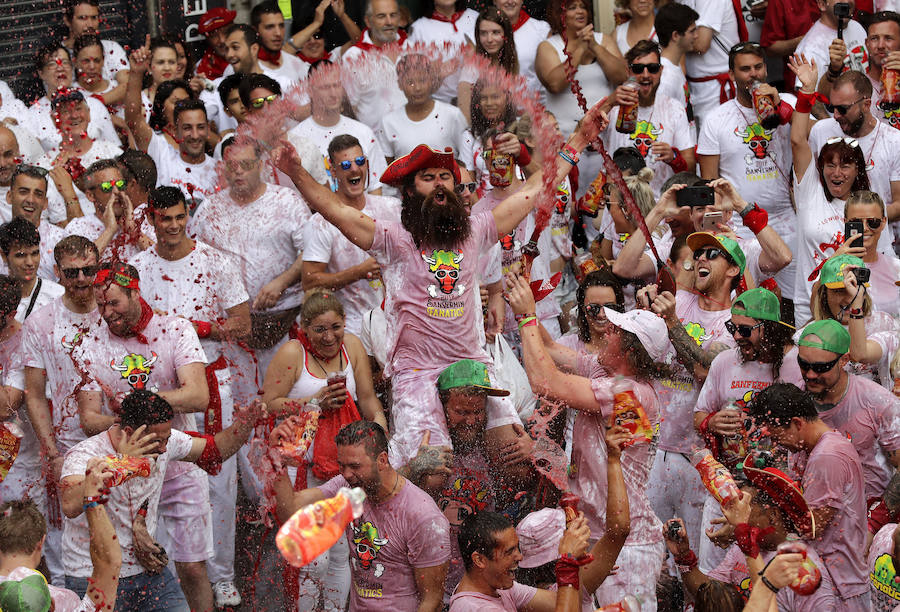 El tradicional acto ha dado inicio a las 12 a los Sanfermines 2017, que sumergirán a Pamplona en 204 horas de fiesta ininterrumpida con un programa de más de 400 actos