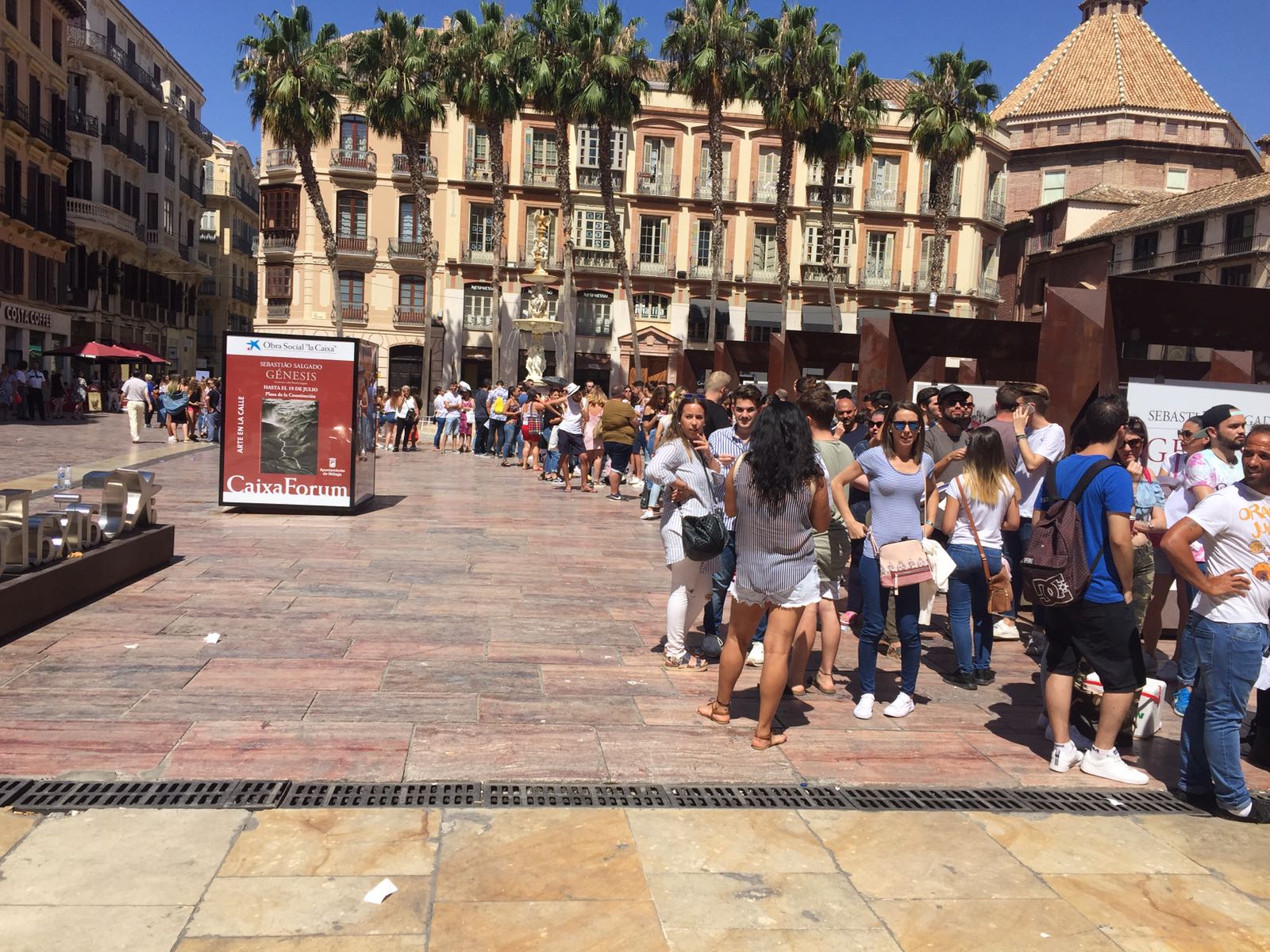 Cientos de personas han hecho cola desde primera hora de la mañana para participar en la selección en el Hotel Room Mate Larios 