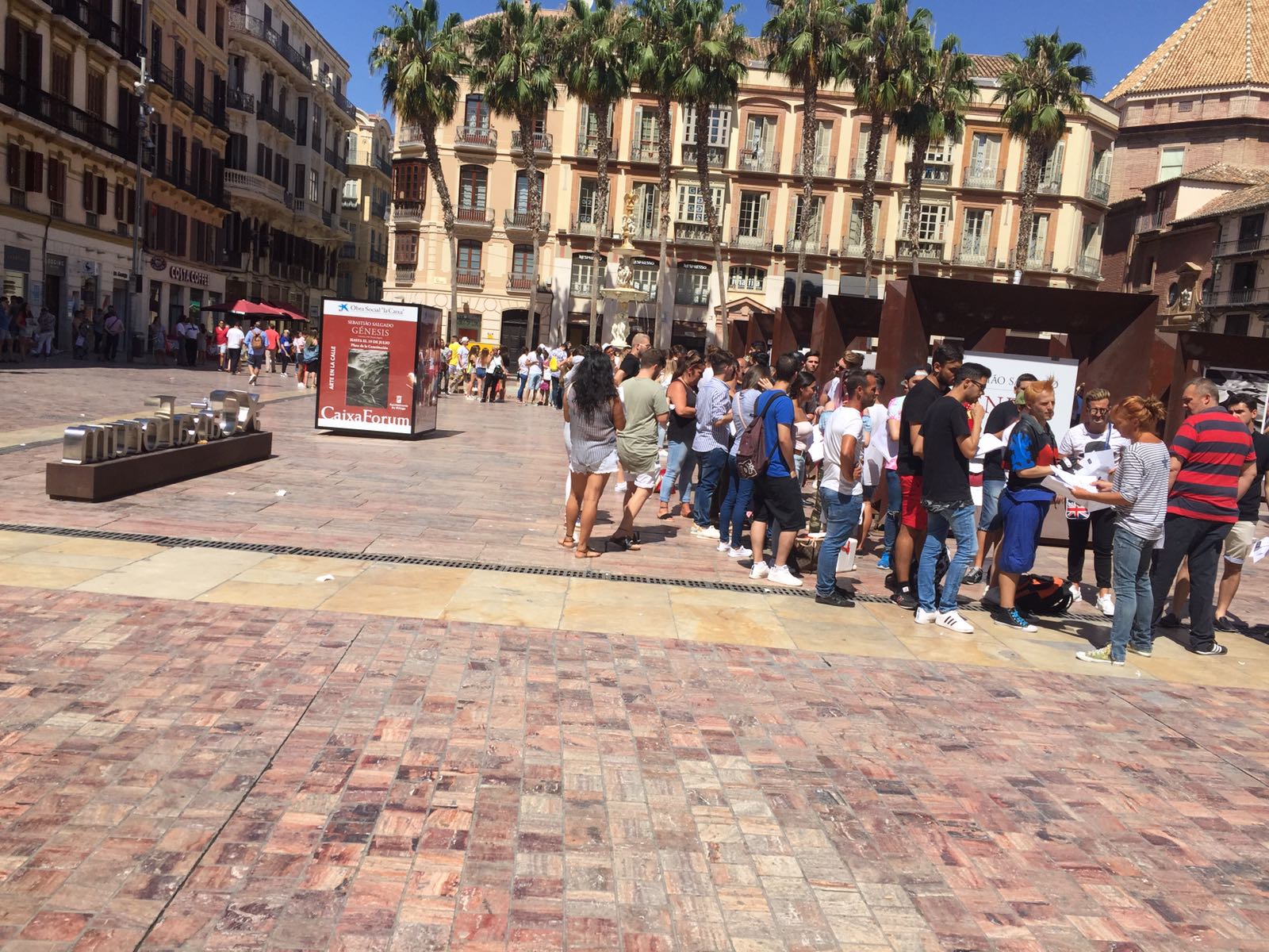 Cientos de personas han hecho cola desde primera hora de la mañana para participar en la selección en el Hotel Room Mate Larios 