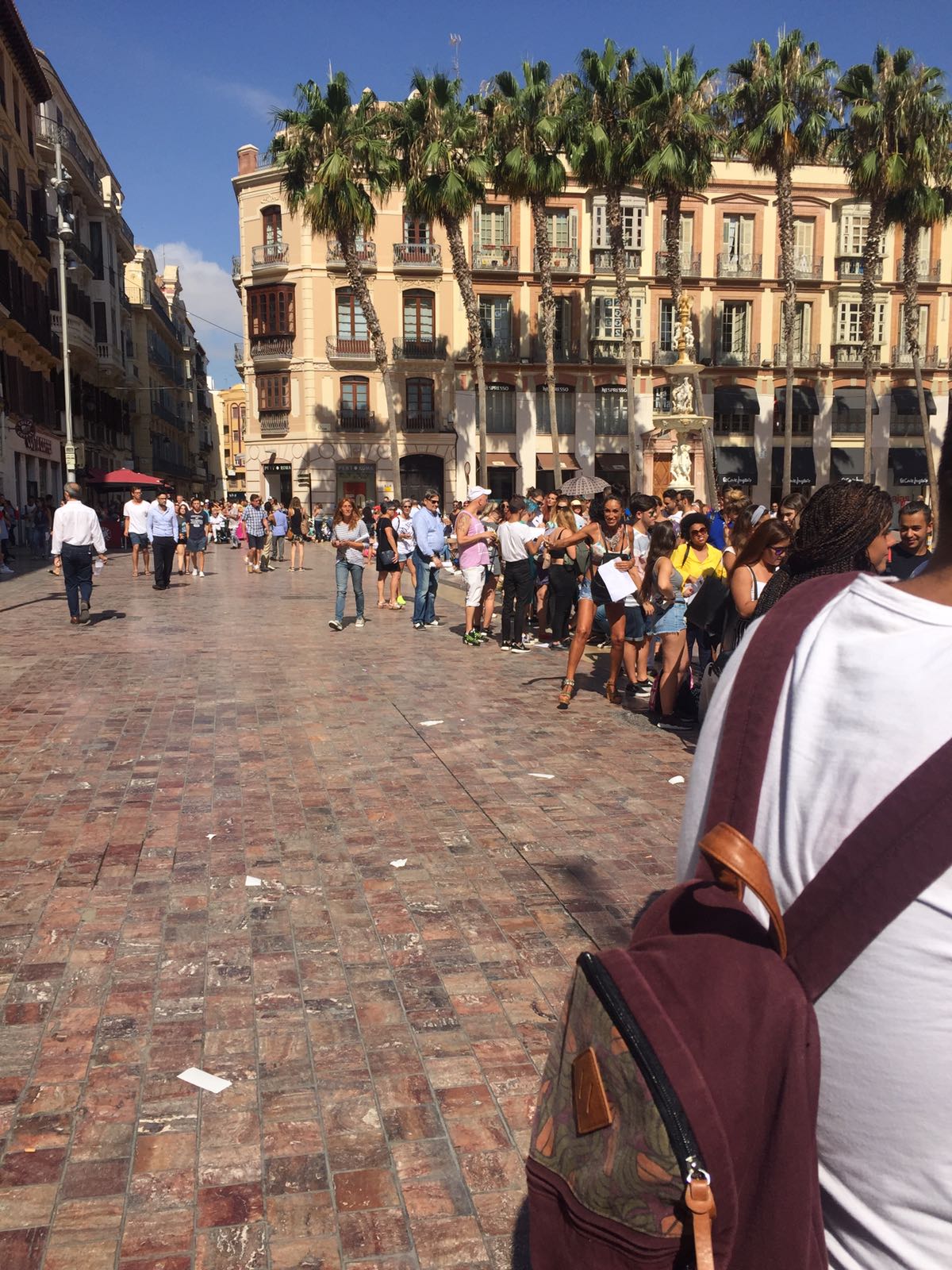 Cientos de personas han hecho cola desde primera hora de la mañana para participar en la selección en el Hotel Room Mate Larios 
