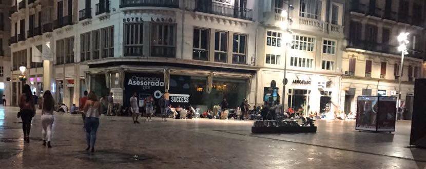 Cientos de personas han hecho cola desde primera hora de la mañana para participar en la selección en el Hotel Room Mate Larios 