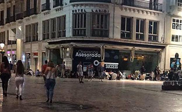 Colas de noche que partían desde el hotel Room Mate, donde era la convocatoria. Esta foto se tomó a las 3.30 horas. 