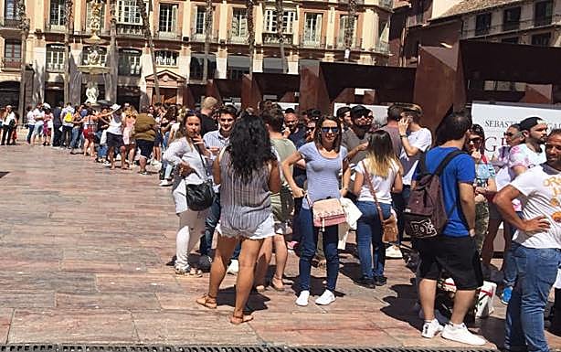 Las colas para presentarse al 'casting' cruzaban la plaza de la Constitución y llegaban hasta la calle Nueva.