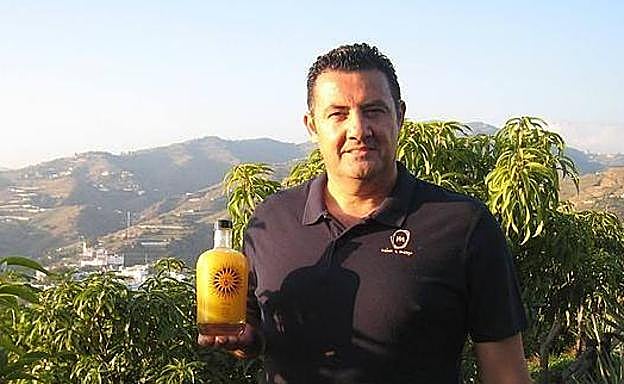 Juan Carlos Picón, gerente de Sabor a Mango, con un licor elaborado a base de esta fruta subtropical. 