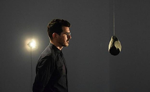 Miguel Ángel Melgar, con una de sus obras. 