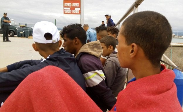 Adolescentes atendidos en el puerto de Barbate tras ser rescatados de una embarcación en el Estrecho. 
