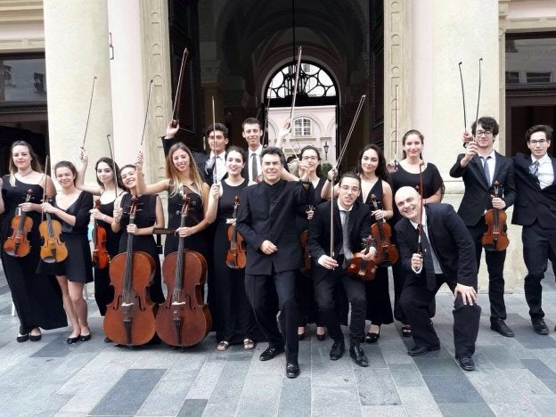 Los integrantes de la joven agrupación con su director. 