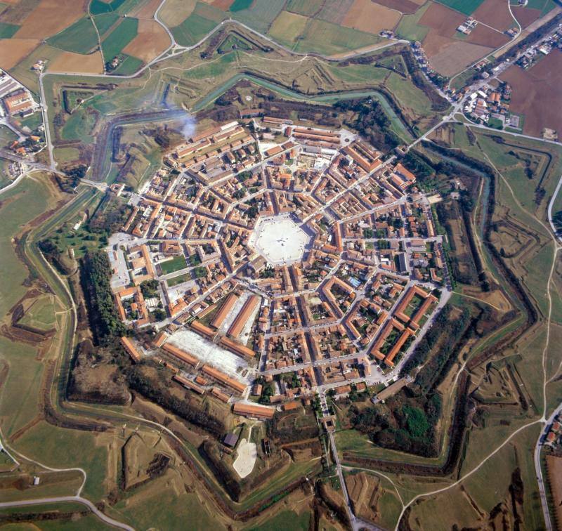 La ciudadela italiana de Palmanova es parte de las fortificaciones venecianas de defensa del siglo XV al XVII: Stato da Terra-Stato da Mar Occidental, que se han incluído en la lista de Patrimonio Mundial durante la sesión 41 del Comité de Patrimonio Mundial de la Organización de las Naciones Unidas para la Educación, la Ciencia y la Cultura 
