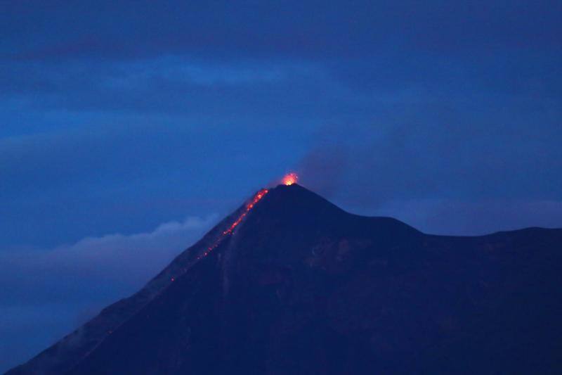 El volcán situado en Alotenango, Guatemala, entra en erupción por sexta vez en el año con dos flujos de lava y partículas de ceniza que caen en comunidades aledañas. El Instituto Nacional de Sismología indicó que por el momento no es necesario realizar evacuaciones.